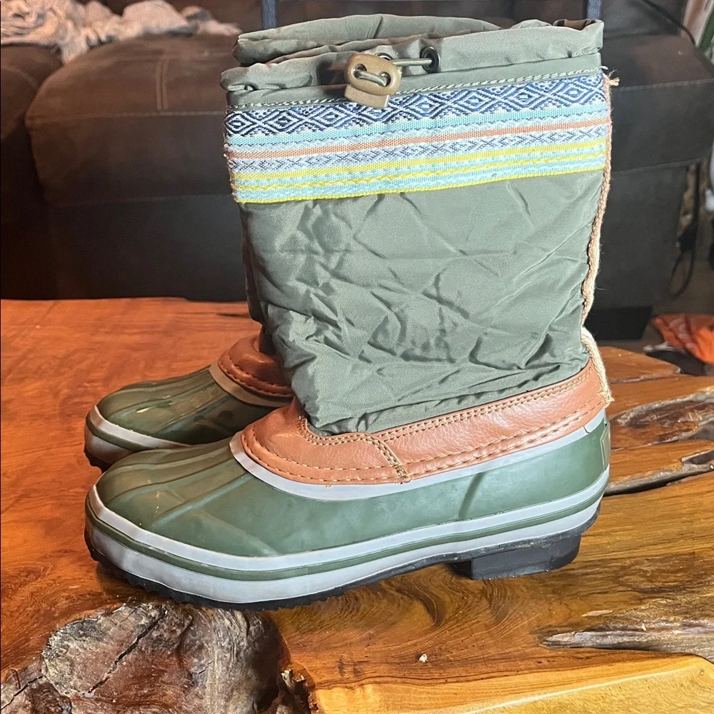 The Sak Daley Duck Boots Women’s Size 6 Green Woven Trim Waterproof Snow Boots